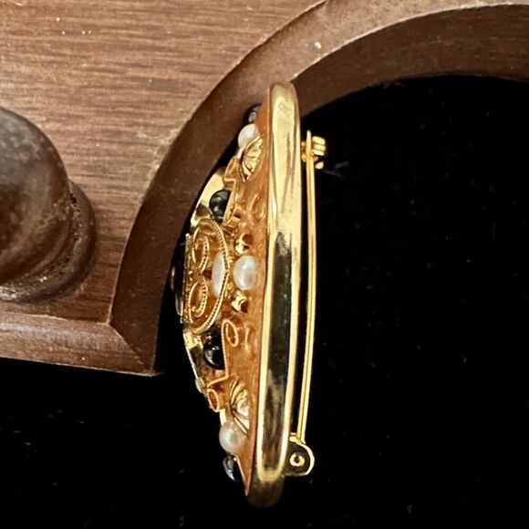 Vintage 1970s Michal Golan oval brooch w hearts, and crystals, stone detail - Picture 3 of 4